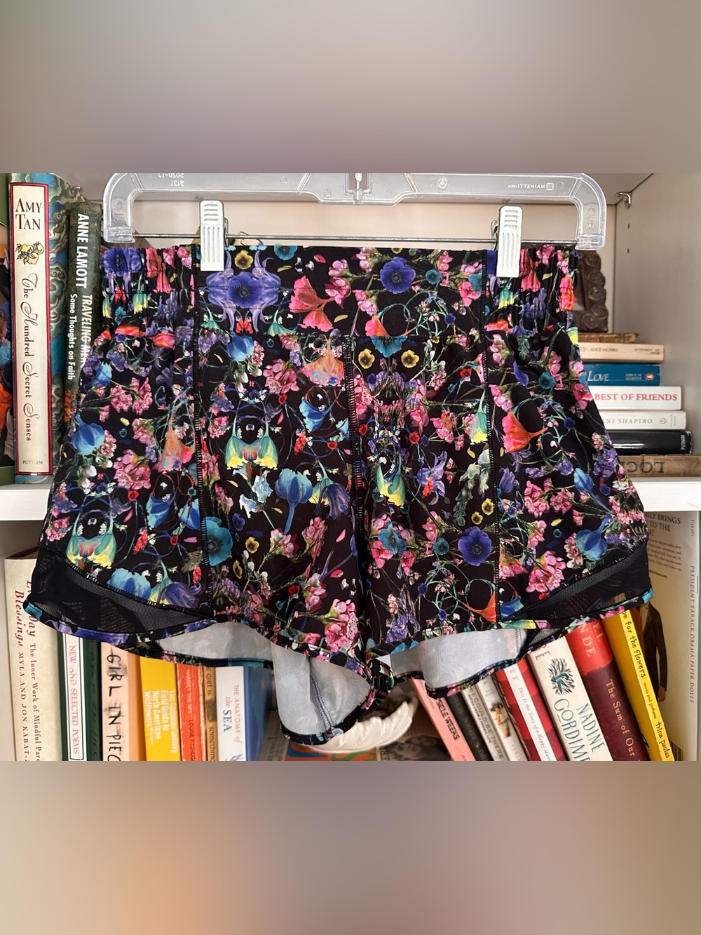 Lululemon Hottie Hot Running Shorts. Sz 6